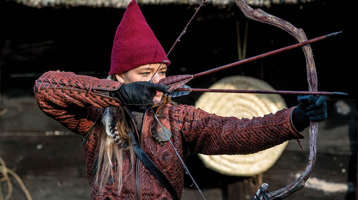 Viilbjørk Malling Agger spiller Falke i "Tinka og kongespillet"