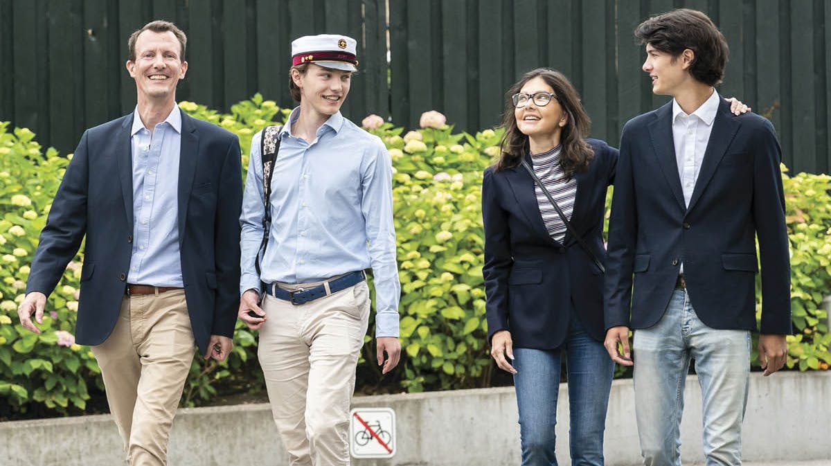 Prins Felix med familien på dagen, hvor han er blevet student.