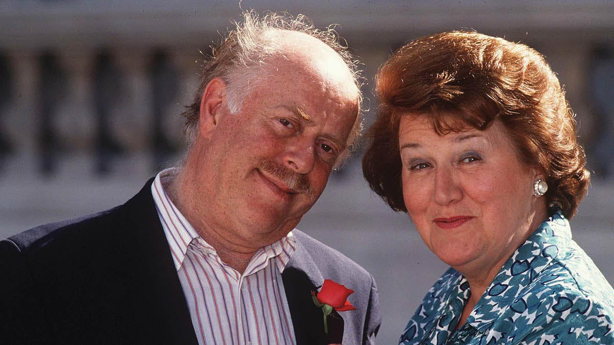 Clive Swift og Patricia Routledge er hr. og fru Bucket i "Fint skal det være" i 1991.