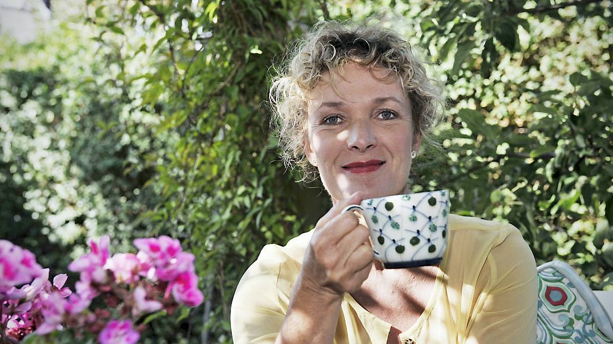 Tammi Øst er 55 år og gift med kolleagen Jens Jørn Spottag. Parret har to børn.