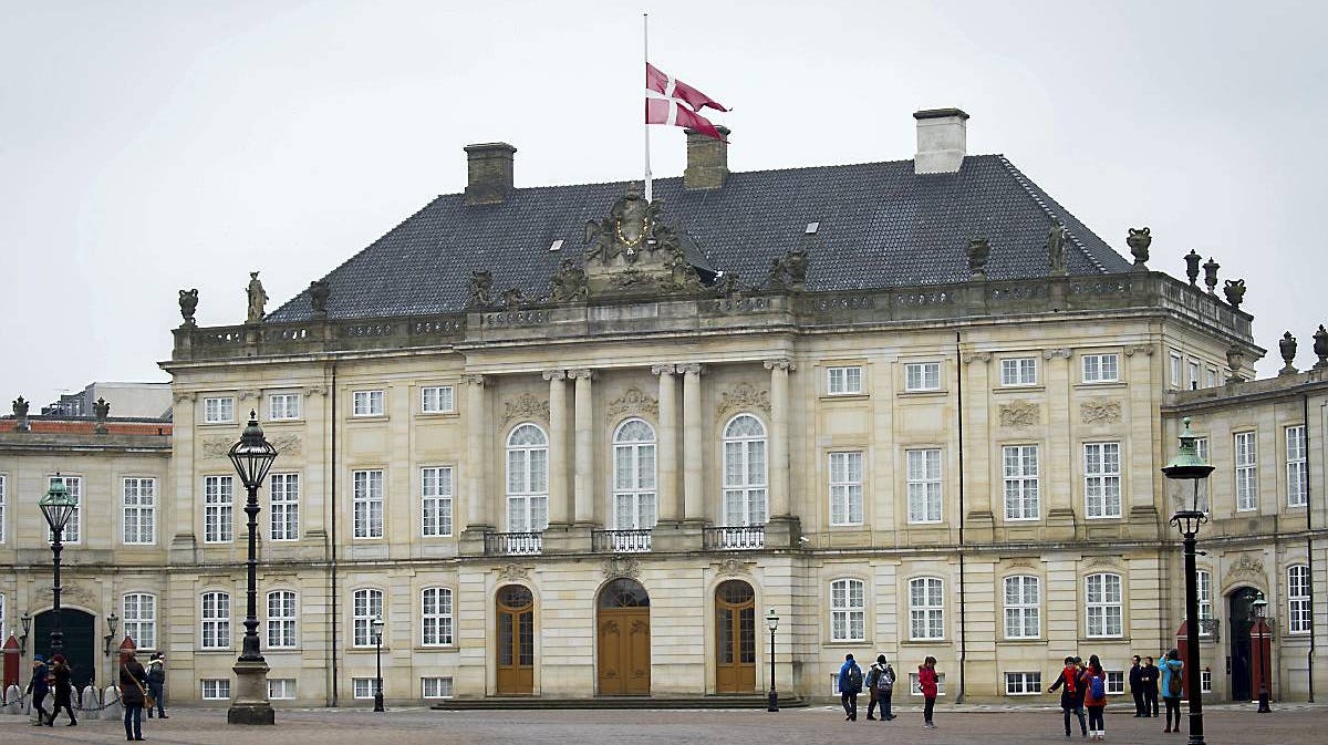 Flaget er sat på halv på Amalienborg.