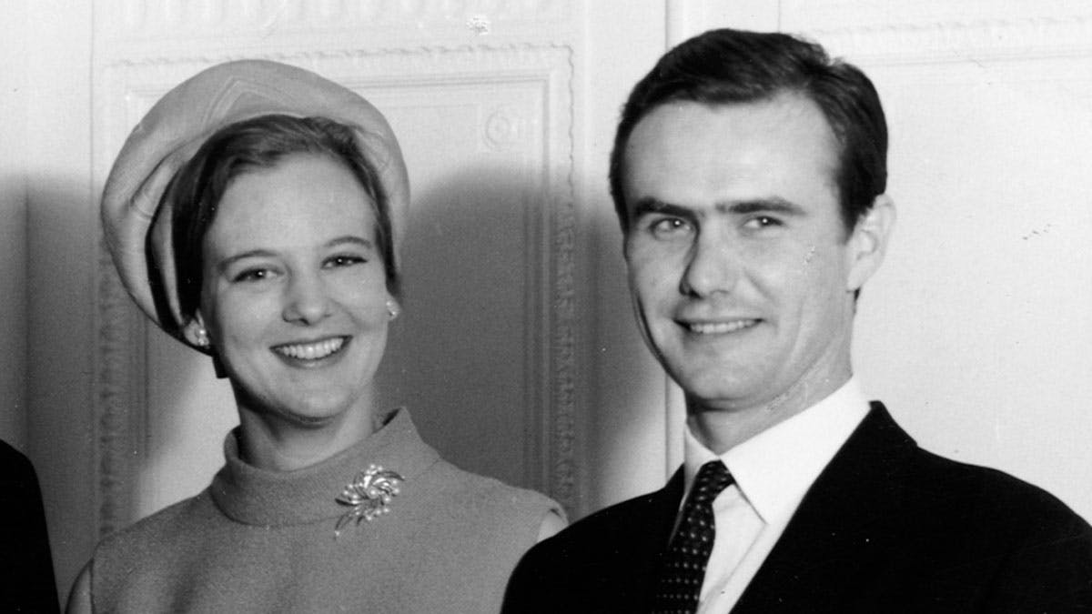 Den daværende prinsesse Margrethe og hendes Henri, der lige er blevet præsenteret for statsminister Jens Otto Krag