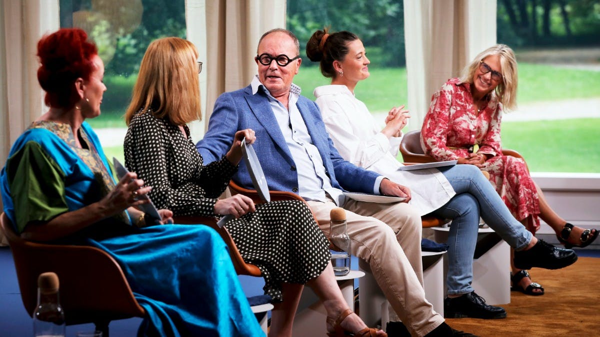 Mette Rode Sundstrøm, Rikke Fog, Mads Holst, Camille Albrecht og Margit Damgaard-Lauritsen i &quot;Hvem byder bedst?&quot;.