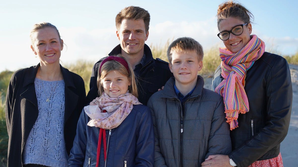 Louise Rosing-Schow og familien var på sommerhusjagt med Sara Lygum. 