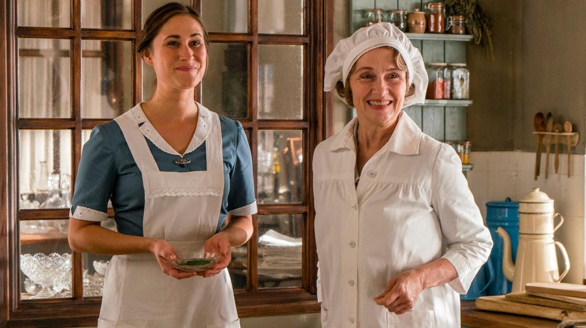 Rosalinde Mynster og Bodil Jørgensen i "Badehotellet"