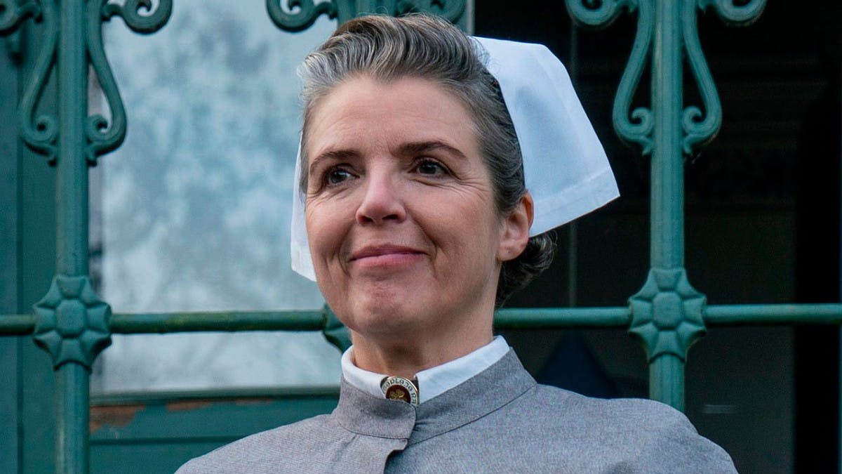 Lotte Andersen som søster Elisabeth i "Sygeplejeskolen". 