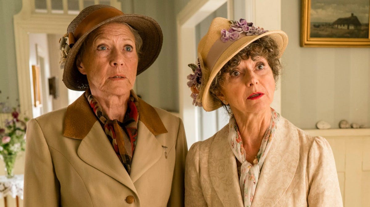 Fru Fjeldsø og fru Ploug i Badehotellet