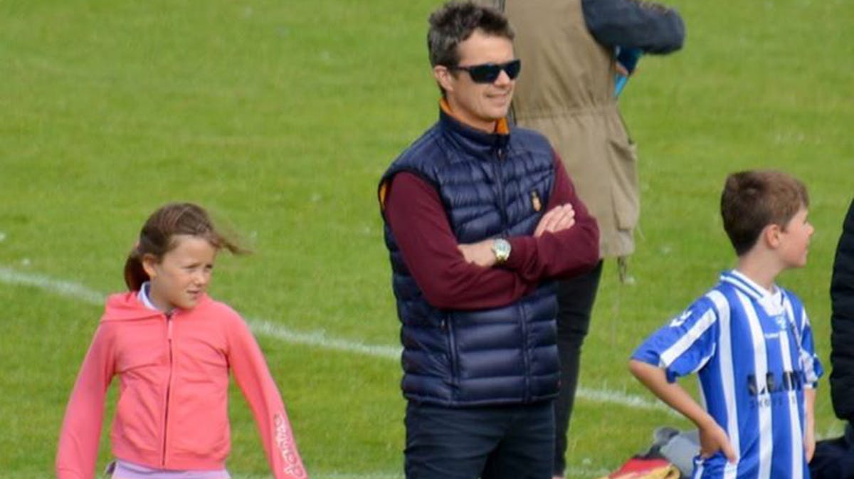 Kronprins Frederik og prinsesse Isabella var med som heppere, da prins Christian spillede fodbold i Tingbjerg. 
