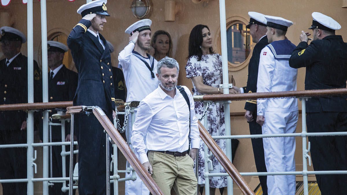 Kronprinsparret forlader Kongeskibet Dannebrog efter aflysningen af receptionen i anledning af Tour de France 2022.