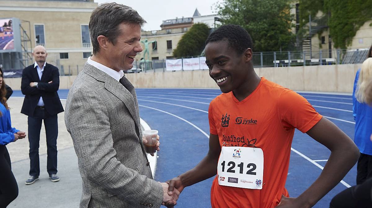 Kronprins Frederik hilser på Japhet Bifulu Bamba