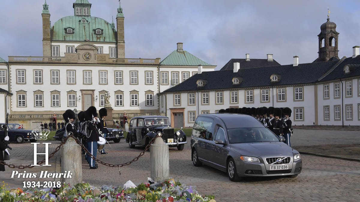Prins Henriks båre forlader Fredensborg Slot.