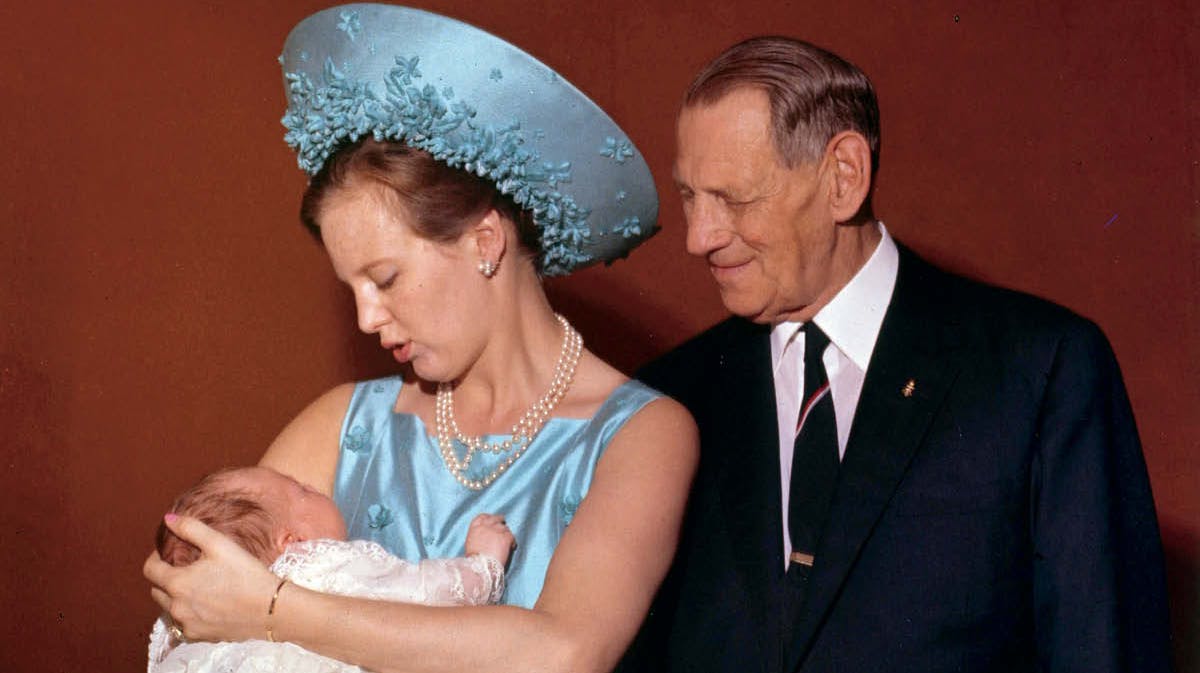 Prinsesse Margrethe, kong Frederik 9. og prins Frederik ved prinsens barnedåb den 24. juni 1968.