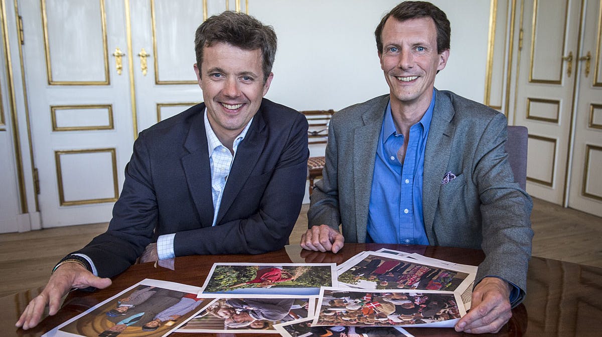 Kronprins Frederik og prins Joachim i Frederik VIII?s Palæ under interview med BILLED-BLADET.