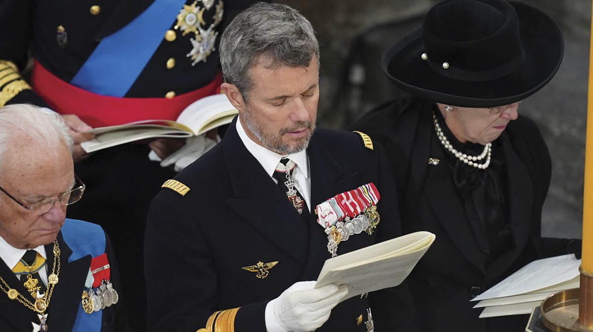 Kong Carl Gustaf, kronprins Frederik og dronning Margrethe i Westminster Abbey til dronning Elizabeths begravelse.&nbsp;