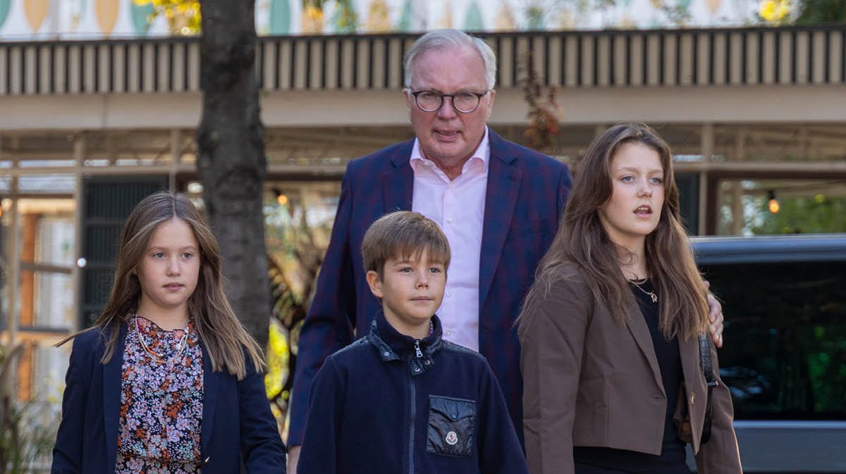 Prinsesse Josephine, prinsesse Isabella og prins Vincent med Fritz Schur i baggrunden. 