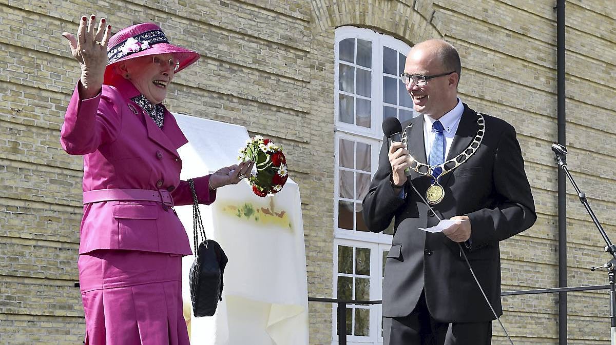 Dronningen har malet mange motiver - men aldrig et fra Christiansfeld, forsikrede hun Koldings borgmester.