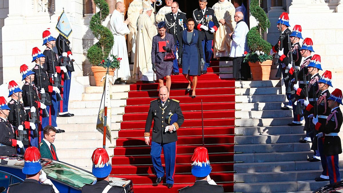 Fyrsten kommer ud fra katedralen efter festgudstjenesten sammen med sine søstre, prinsesse Caroline og prinsesse Stéphanie.