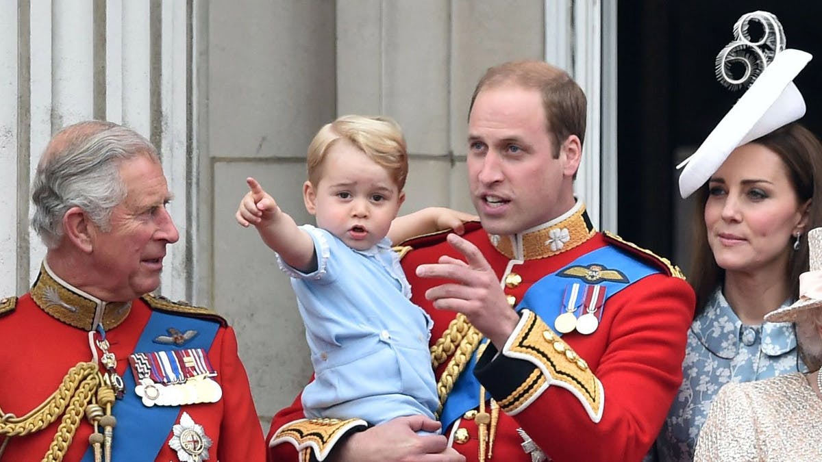 Familien med prins George på balkonen.