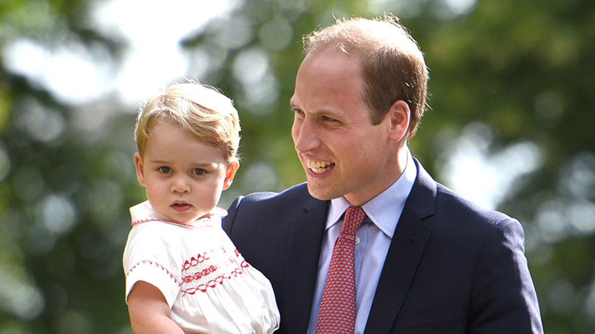 Prins George på fars arm.