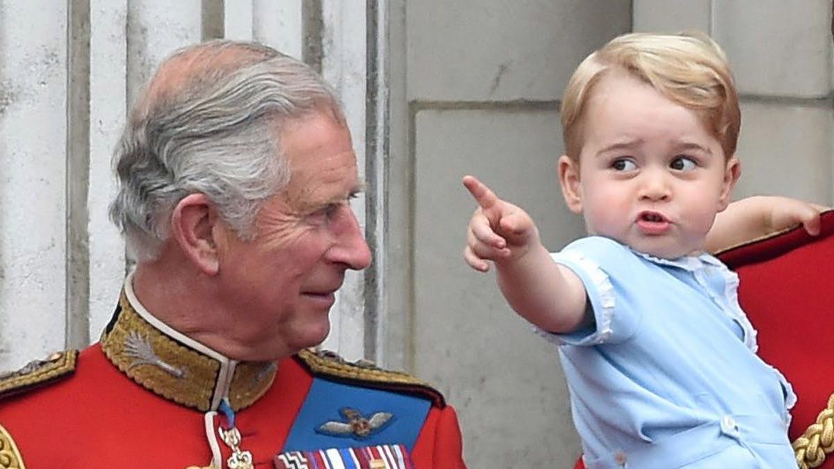 Prins George og prins Charles på balkonen til Trooping the Colours.
