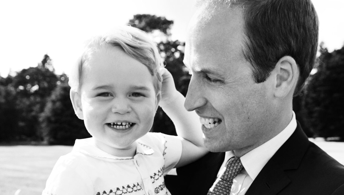 Prins George på armen hos far, prins William.