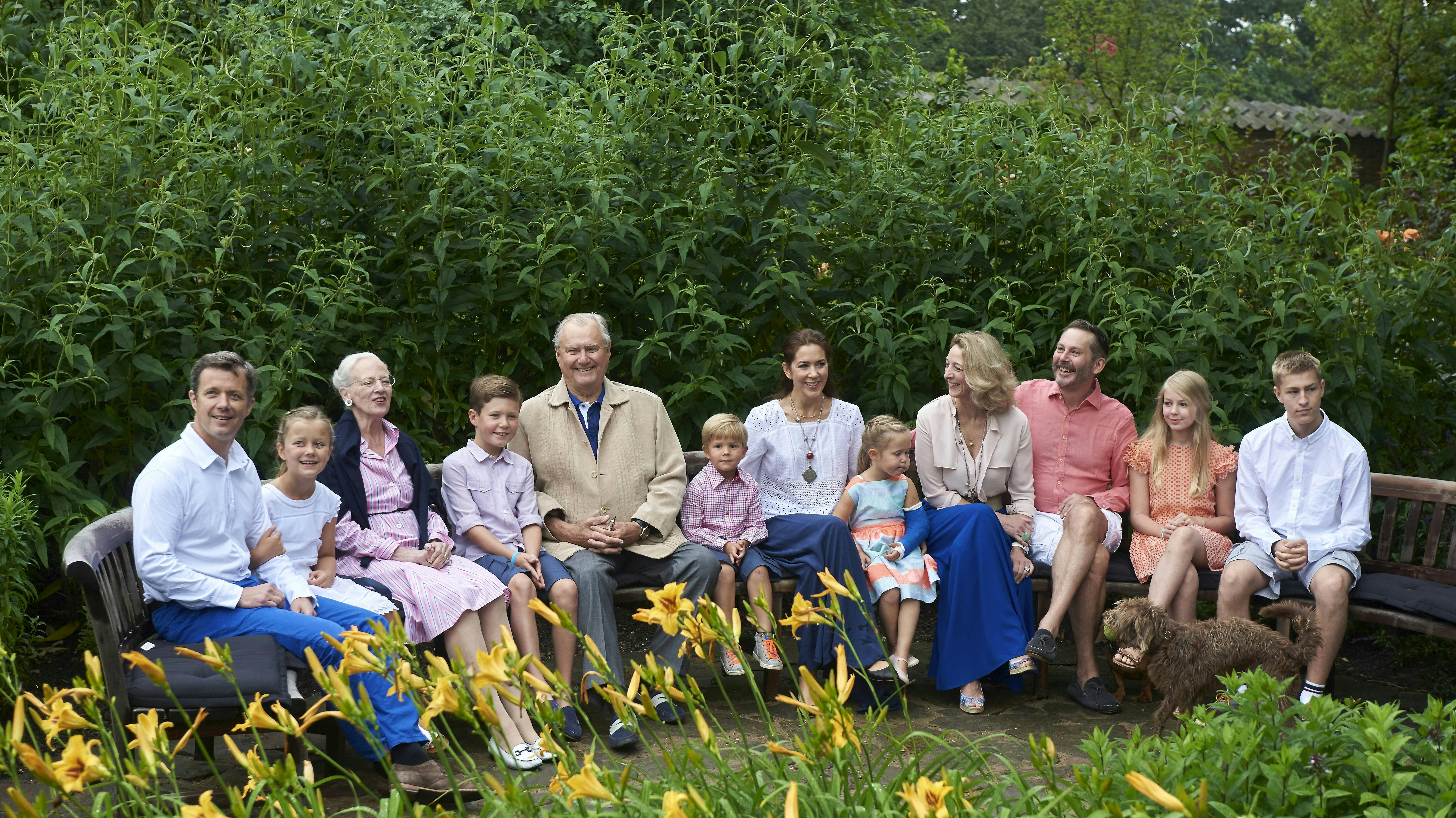 Kronprins Frederik, prinsesse Isabella, dronning margrethe, prins Christian, prins Henrik, prins Vincent, kronprinsesse Mary, prinsesse Josephine, prinsesse Alexandra, grev Jefferson, komtesse Ingrid og grev Richard