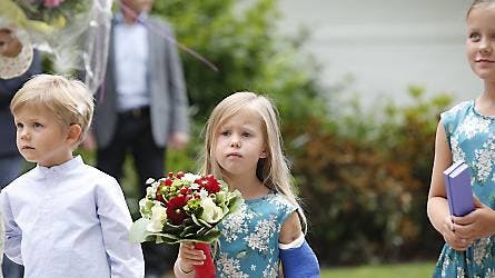 Selv om man har brækket en arm, kan man stadig håndtere en royal buket blomster. Det beviste lille prinsesse Josephine foran Gråsten Slot