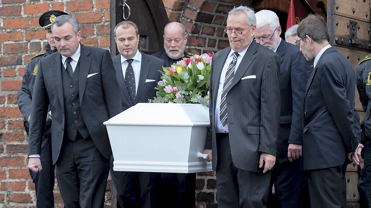 Grevinde Anne Dorte af Rosenborgs svigersønner Thomas Schmidt, Morten Rønnow og Mikael Rosanes var med til at bære kisten ud ved grevindens bisættelse.