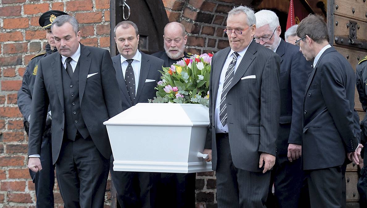 Grevinde Anne Dorte af Rosenborgs svigersønner Thomas Schmidt, Morten Rønnow og Mikael Rosanes var med til at bære kisten ud ved grevindens bisættelse.