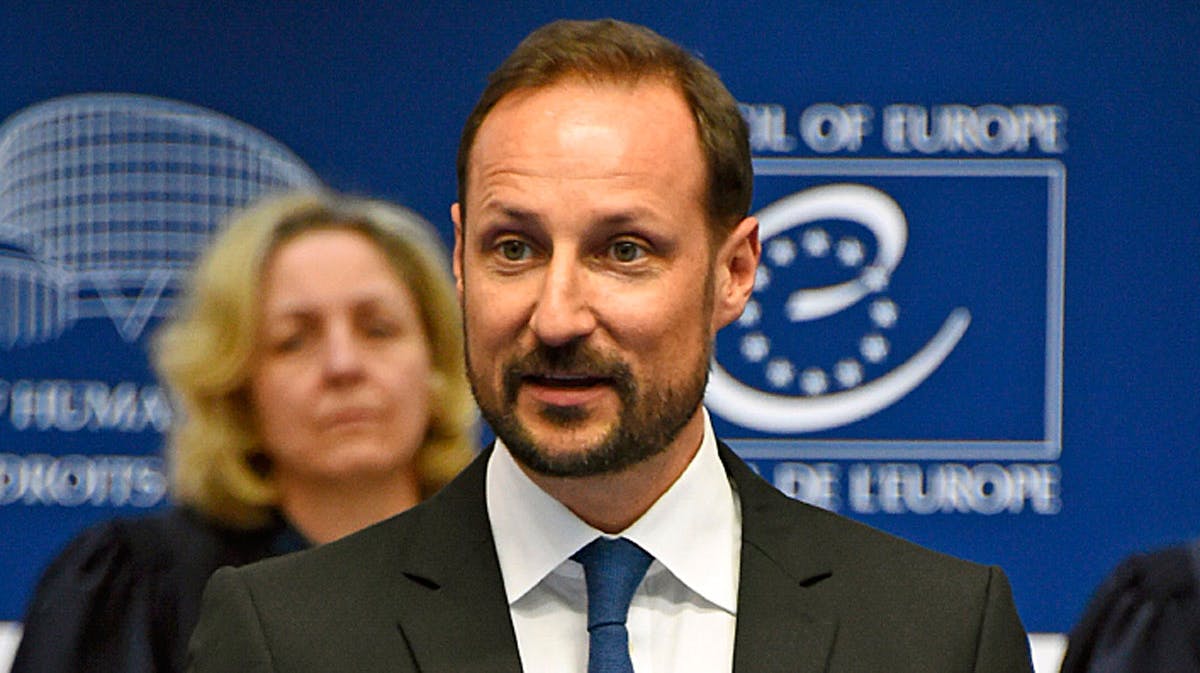 Kronprins Haakon på talerstolen i Strassbourg.