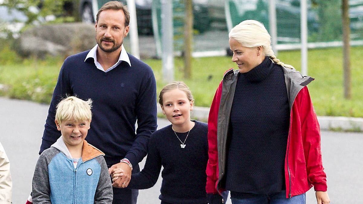 Kronprins Haakon, kronprinsesse Mette-Marit og deres børn.
