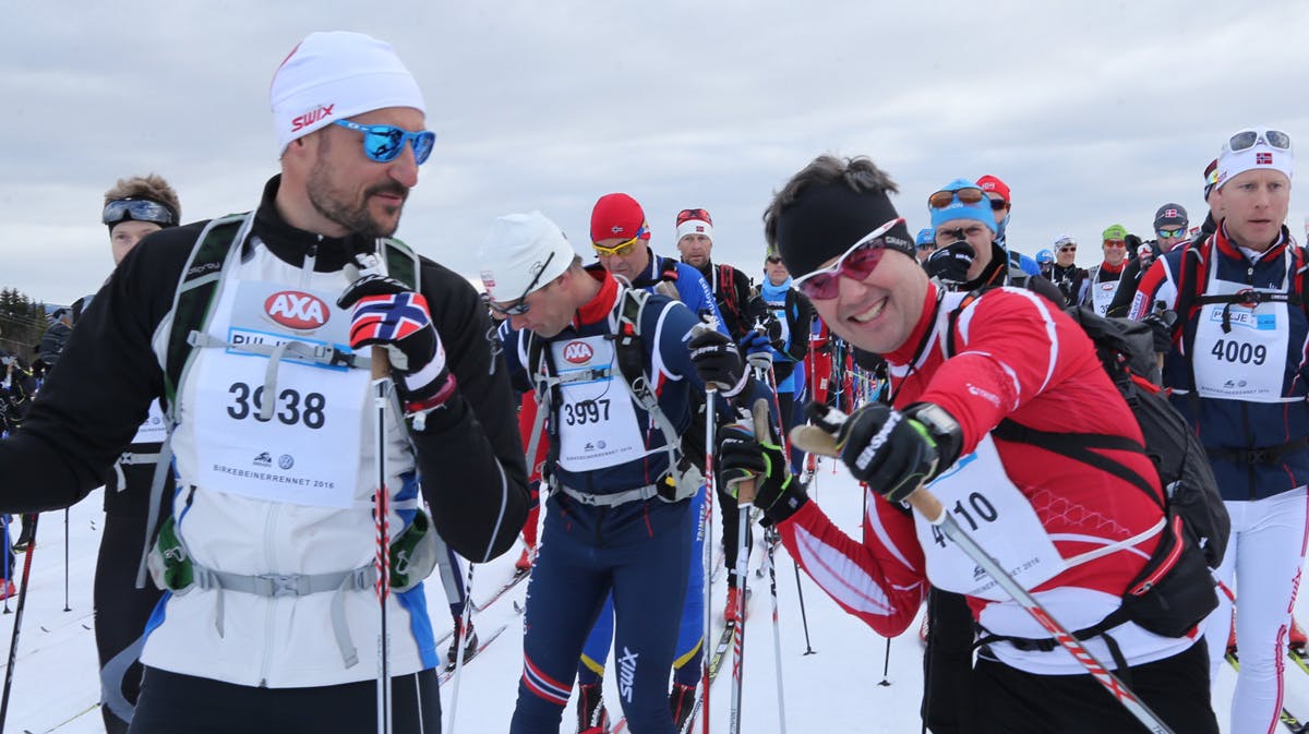 Kronprins Frederik og kronprins Haakon havde overskud til pjat i startområdet.