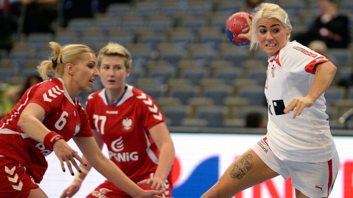 Kristina Kristiansen (t.h.) ved EM i kvindehåndbold 2014.