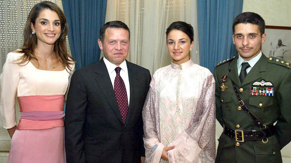 Hamzah bin Hussein ses til højre. Til venstre ses dronning Rania og kong Abdullah. Arkivfoto.&nbsp;