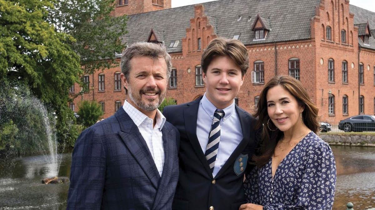 Kronprins Frederik, prins Christian og kronprinsesse Mary fotograferet på Herlufsholm i forbindelse med prins Christians skolestart i august 2021.