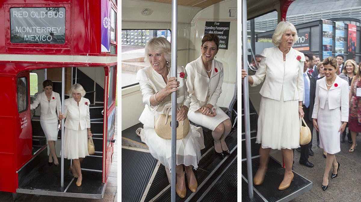 Hertuginde Camilla hopper på en Londonbus sammen med den lokale førstedame i Monterrey, Gretta Salinas de Medina.