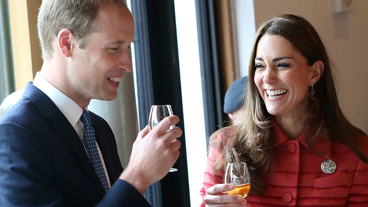 Prins William og hertuginde Catherine prøvesmager lidt whisky under en rundtur på det berømte The Famous Grouse destilleri i Crieff.