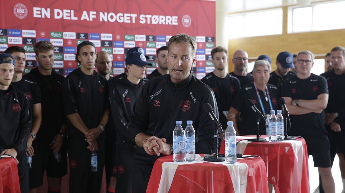 Kasper Hjulmand og landsholdet i lufthavnen