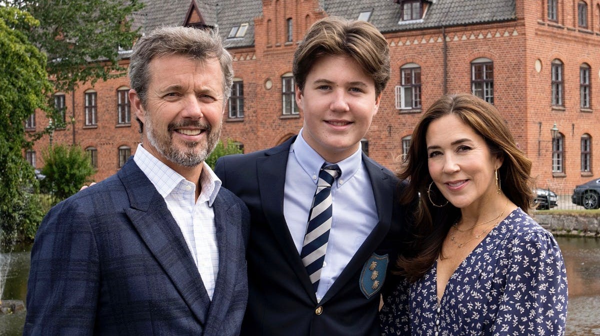 Kronprins Frederik og kronprinsesse Mary sammen med prins Christian på prinsens første dag på Herlufsholm Skole. 