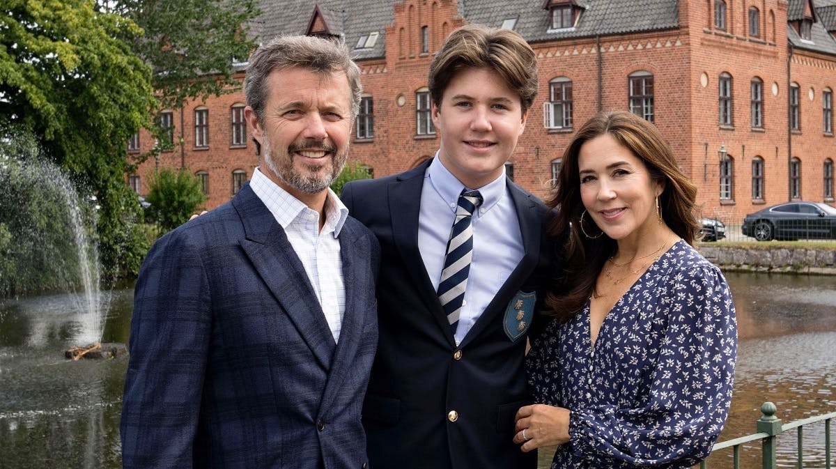 Udsnit af billedet fra prins Christians første dag på Herlufsholm Skole i august sidste år sammen med sine forældre, delt af kongehuset. 