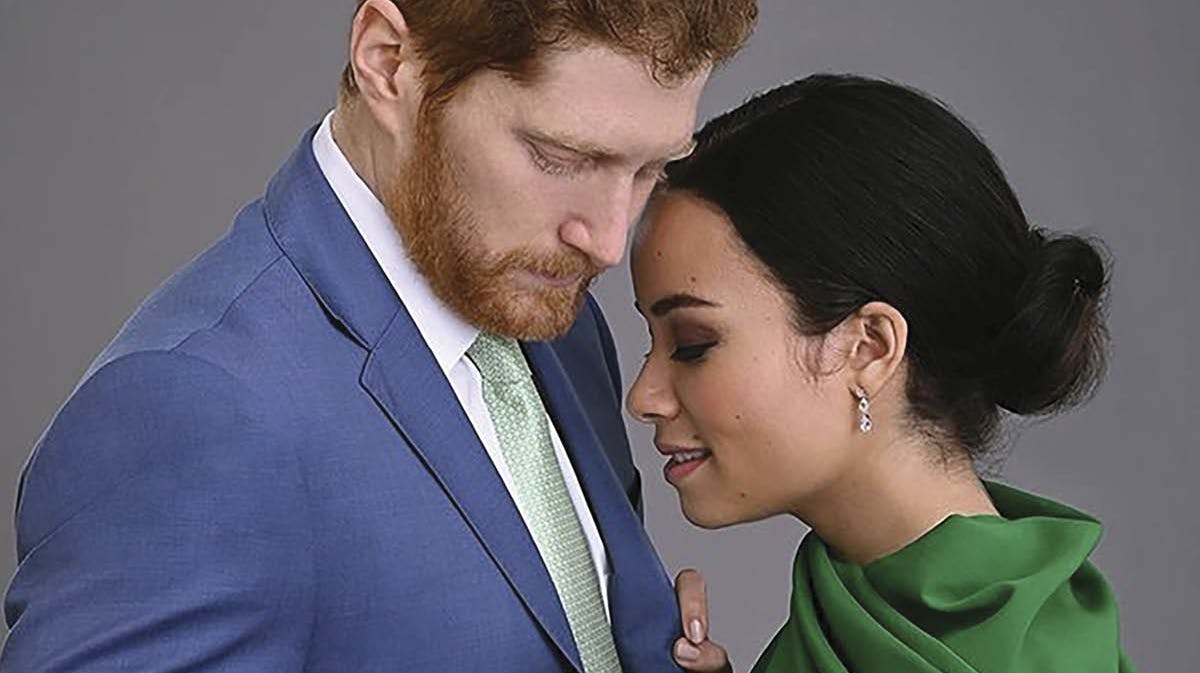 Jordan Dean og Sydney Morton som prins Harry og hertuginde Meghan i tv-filmen "Harry & Meghan: Escaping the Palace". 