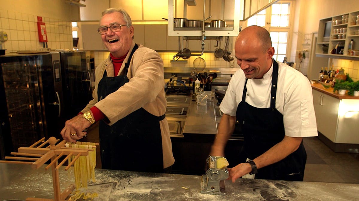 Jesper Vollmer kunne ses i aktion i sit job som kongehusets chefkok i DR-programmet Hofretter.