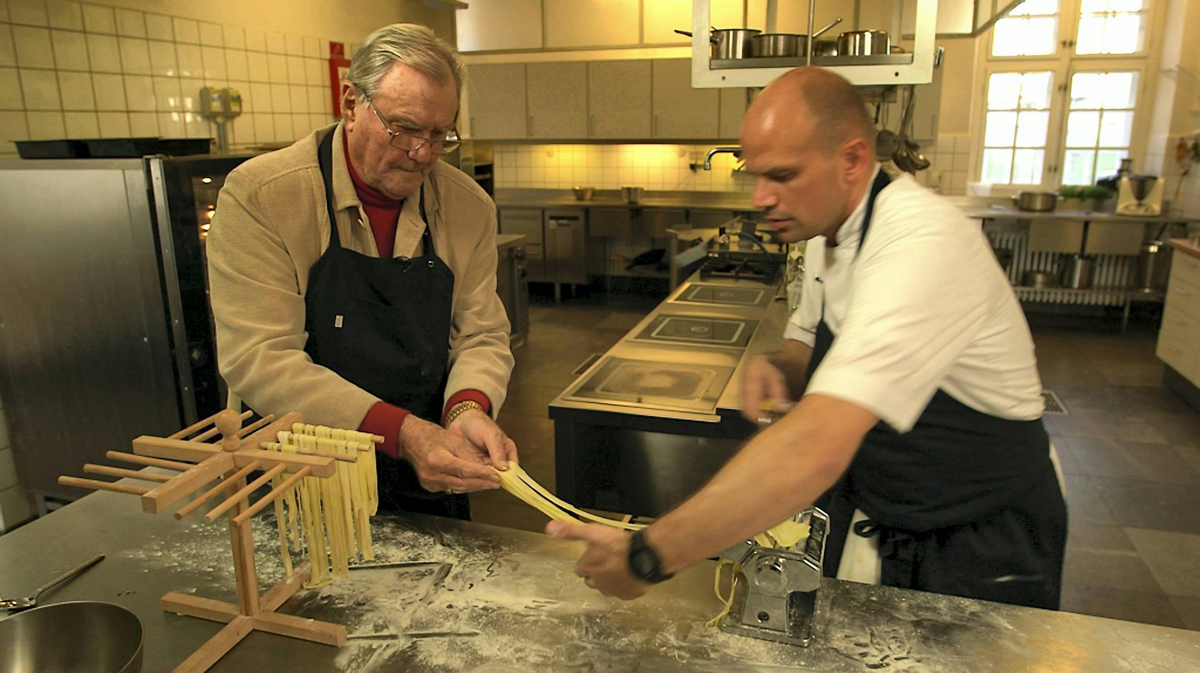 Prins Henrik og køkkenchef Jesper Vollmer i køkkenet på Fredensborg Slot.