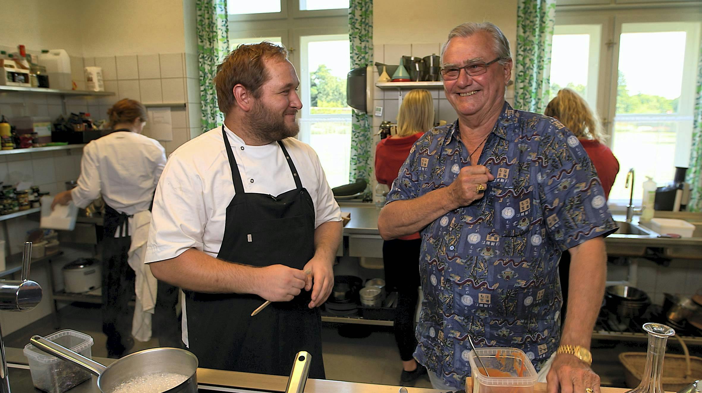 I tredje udsendelse af "Hofretter" er vi med prins Henrik i køkkenet på Gråsten Slot med kokken Martin Frederiksen.