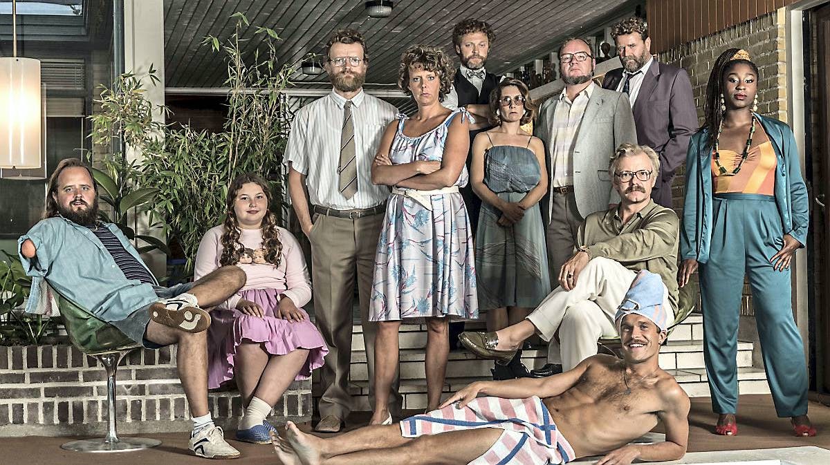 Hovedcastet fra "Dan-Dream" (fra venstre): Magnus Millang, Jelina Moumou Meyer, Frank Hvam, Stine Schröder Jensen, Jacob Lohmann, Mia Lyhne, Lars Hjortshøj, Peter Gantzler, Casper Christensen, Louise Yaa Aisin og Niclas Vessel Kølpin (ligge