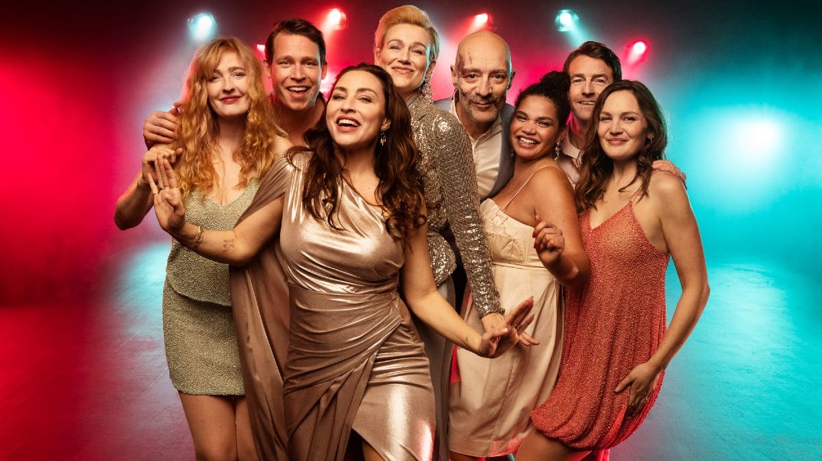 Julie Agnete Vang, Joakim Tranberg, Szhirley, Xenia Lach-Nielsen, Jimmy Jørgensen, Lea Thiim Harder, Mads Knarreborg og Maria Corydon i "Elsk mig i nat"