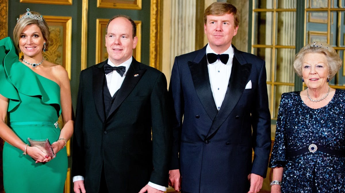 Dronning Maxima, fyrst Albert, kong Willem-Alexander og prinsesse Beatrix.