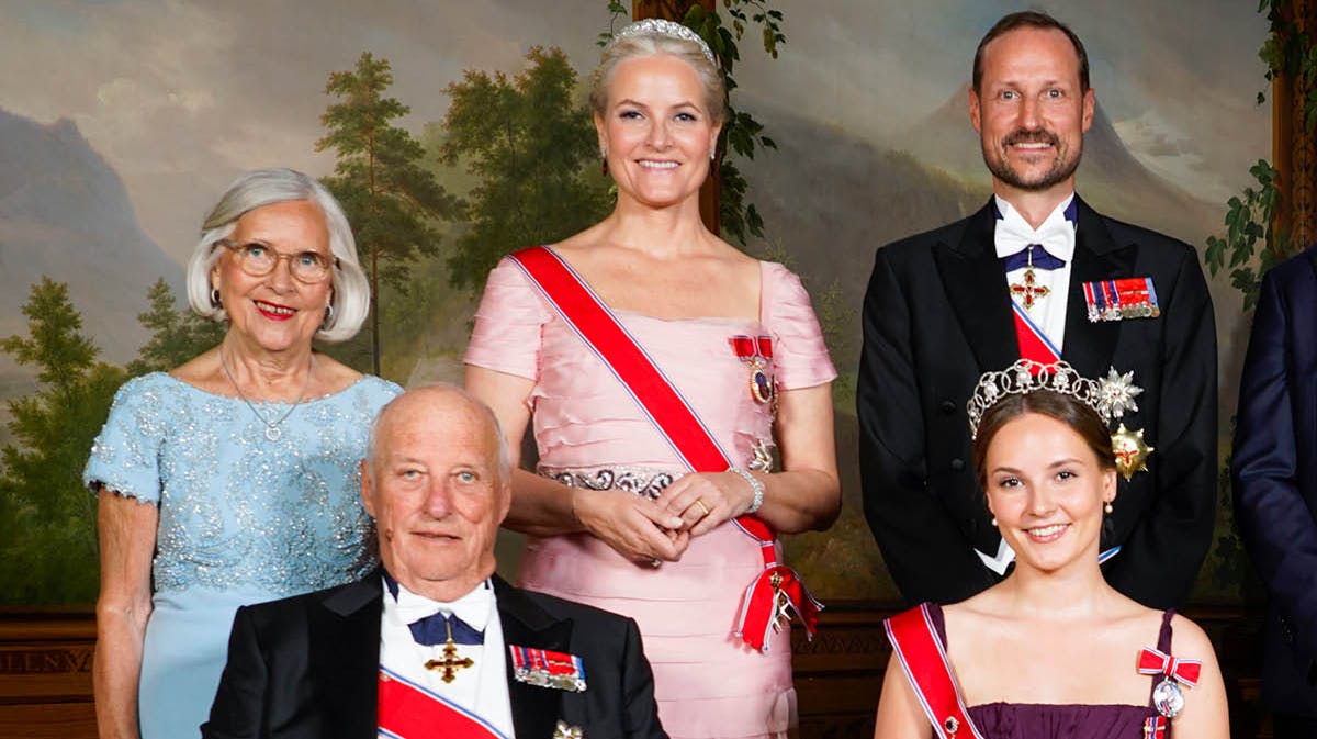 Marit Tjessem (kronprinsesse Mette-Marits mor), kong Harald, kronprinsesse Mette-Marit, prinsesse Ingrid Alexandra og kronprins Haakon. 