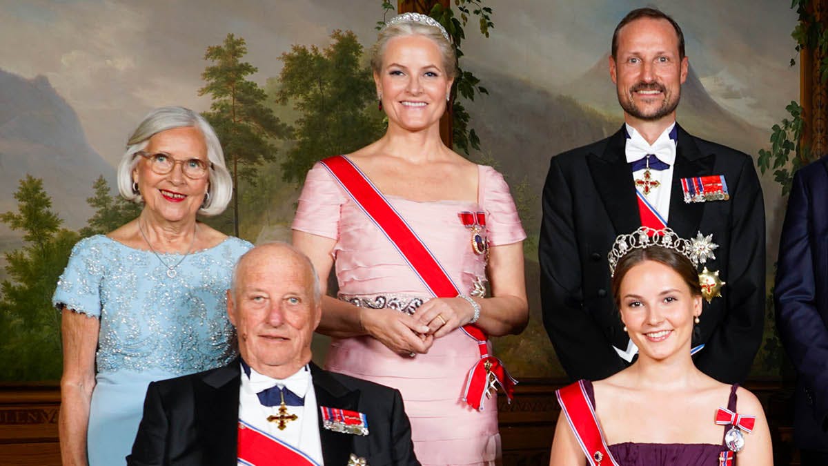 Marit Tjessem (kronprinsesse Mette-Marits mor), kong Harald, kronprinsesse Mette-Marit, prinsesse Ingrid Alexandra og kronprins Haakon.&nbsp;