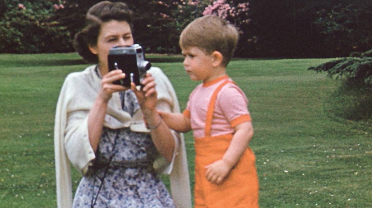 Dronning Elizabeth og prins Charles i 1951.